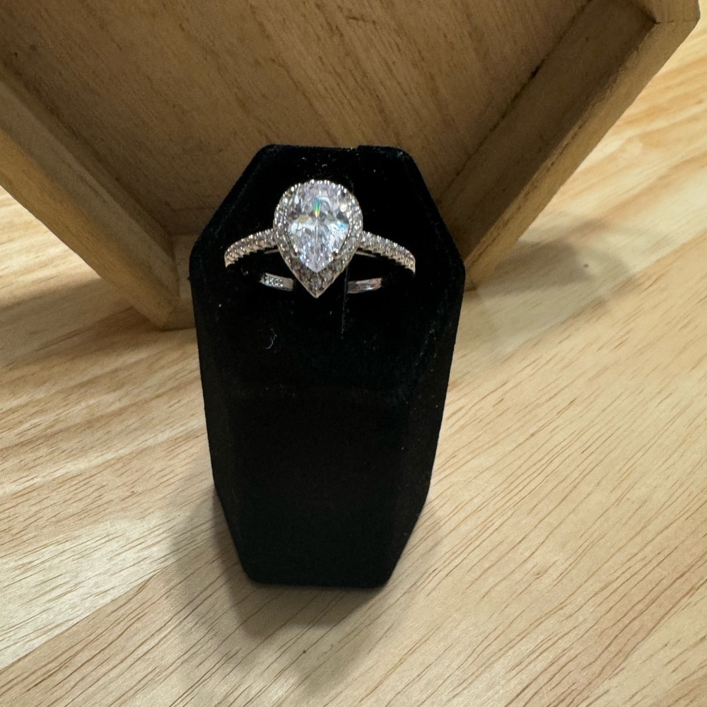 SIZE 10 WEDDING RING - Picture 4 of 6